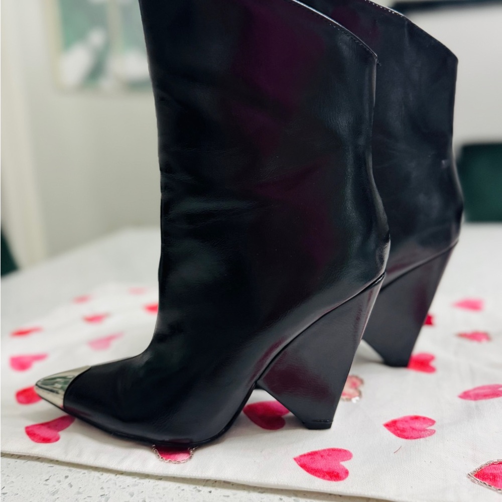 FOREVER 21 RARE BOOTIES WEDGE 🤩